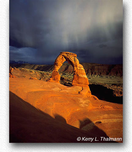 Approaching Storm - Delicate Arch (48k)